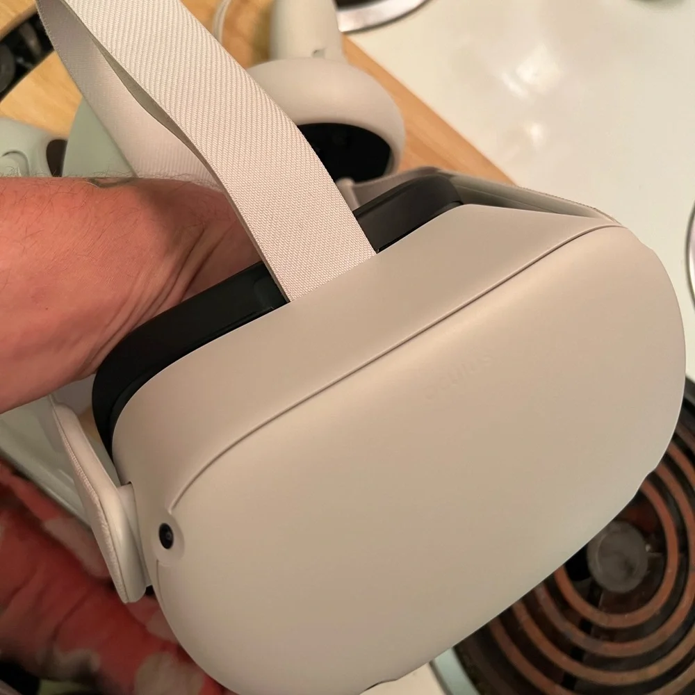 OCULUS QUEST 2 (256GB) LIKE NEW WITH BOX AND EVERYTHING INCLUDED FAST SHIPPING